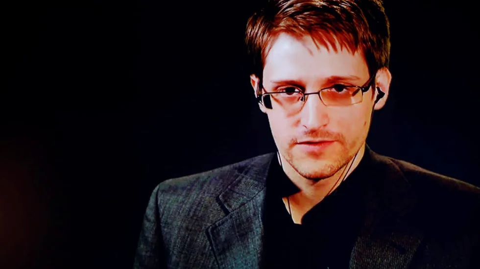 Edward Snowden är född 1983 i North Carolina, USA. Han befinner sig sedan 2013 i exil på hemlig ort.
