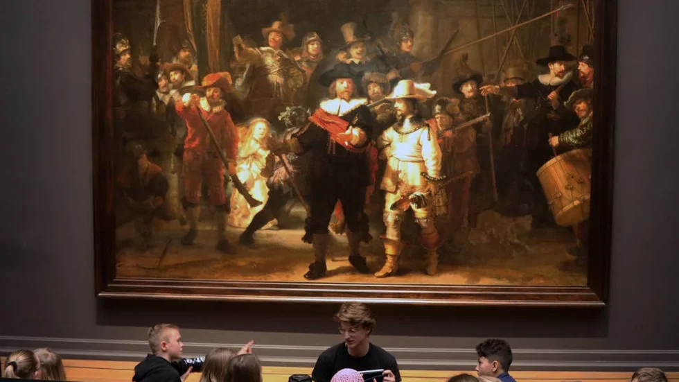 Framför Nattvakten sitter ofta en skolklass och en lärare och talar om Rembrandts målning från 1642. Då var Holland en välmående och framgångsrik stormakt.