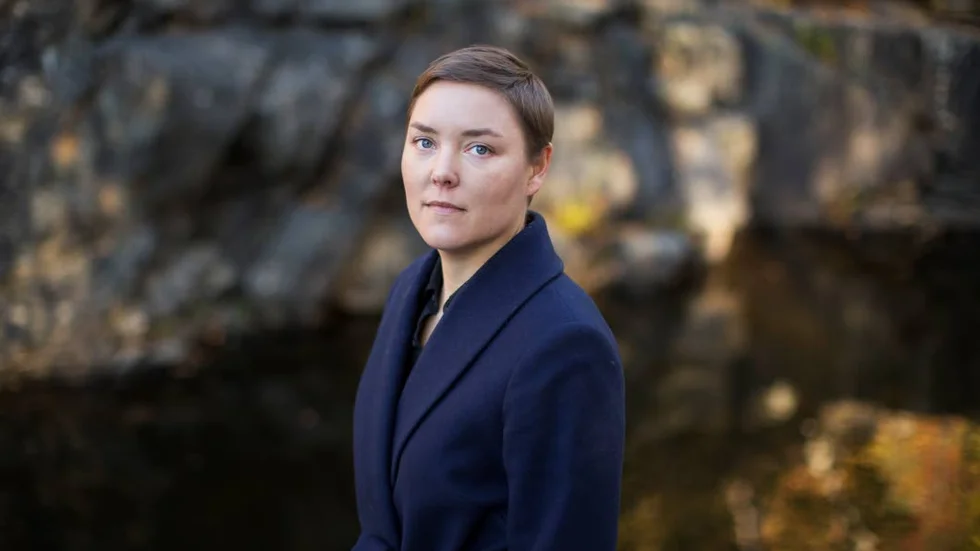 Kropp, ord, landskap och händelser beskriver en lång båge genom Pernilla Berglunds tredje diktsamling ”Rätten”, menar Kurirens recensent Jan-Olov Nyström.
