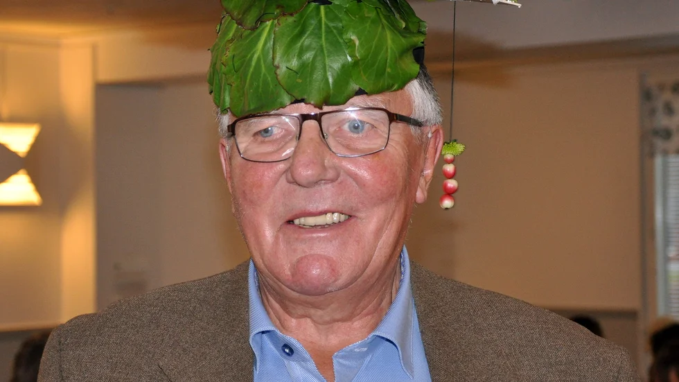 Boy Larsson på sin 70-årsdag i hatt, som utmärkelse, utförd av Gösta Holmström och Gunnar Öberg
