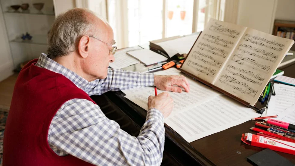 Den världsberömde brittiske kompositören och körledaren John Rutter medverkar vid invigningen av Framnäs folkhögskolas nya körcentrum i oktober.
