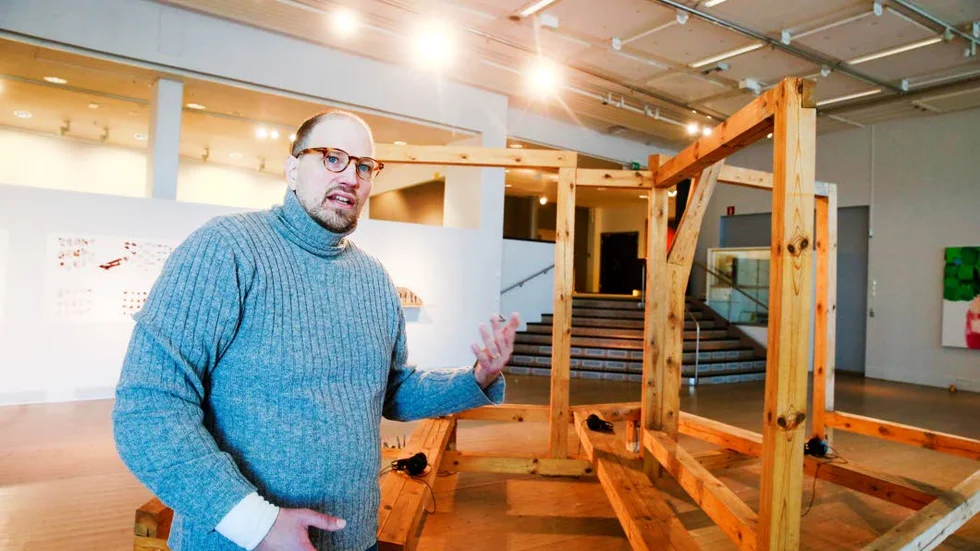 Hans Sundvall, konstnärlig ledare på Konsthallen framför Inger Anderssons installation som bygger på tankar om ett demokratiskt klassrum utan hierarki. Verket innehåller även en ljudinstallation.