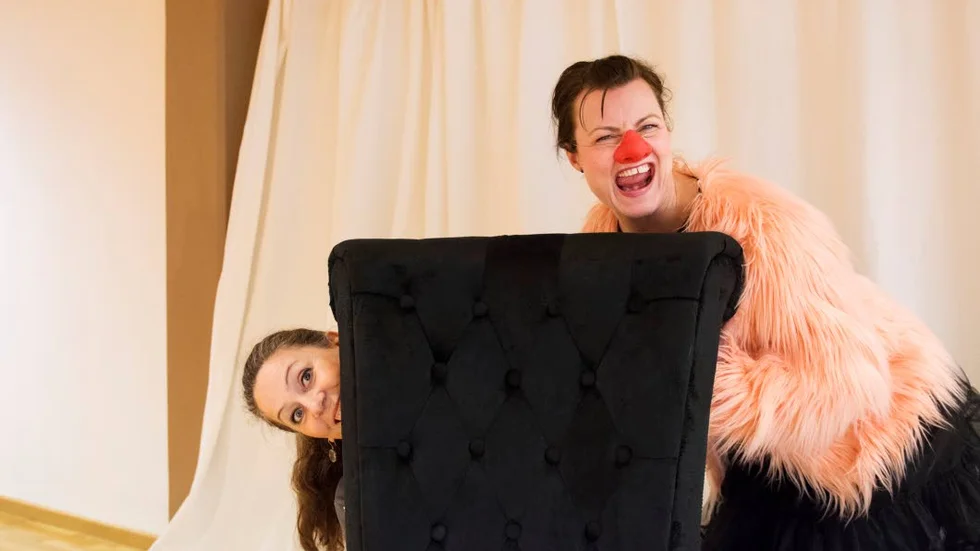 Mia Westin och Charlotte Lindmark repeterar in i det sista. Inför föreställningen ska Charlotte även sminkas till clownen "Knubb".