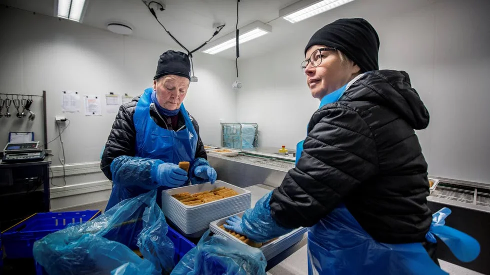 Packar in fiskkroketter för leverans gör Helena Nilsson och Eva Nyman.