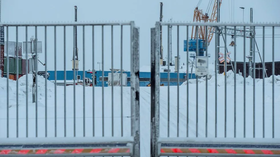 Låsta grindar vid Piteå hamn.