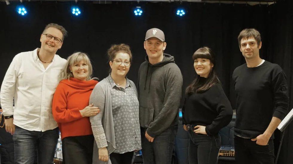 Hela ensemblen, från vänster: Sigurd Löf, Ingela Lekfalk, Åsa Ivarsdotter, Hugo Löf, Lovisa Lekfalk, Johan Englund.