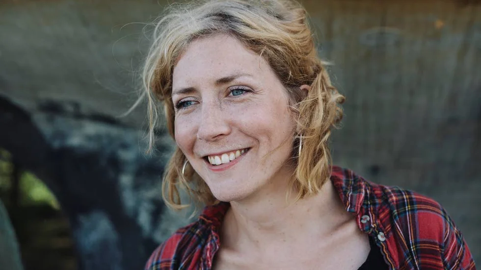 Amanda Svenssons roman Ett system som är så magnifikt att det bländar? handlar om en syskonskara som är trillingar var av en råkade bli utbytt på BB.
