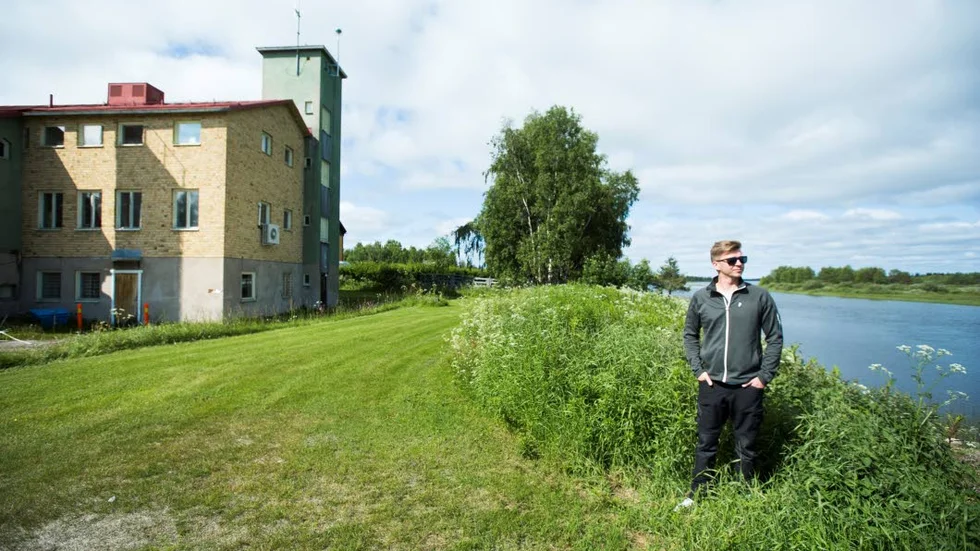 Nedanför huset flyter Torneälven – en ständig källa till inspiration.
