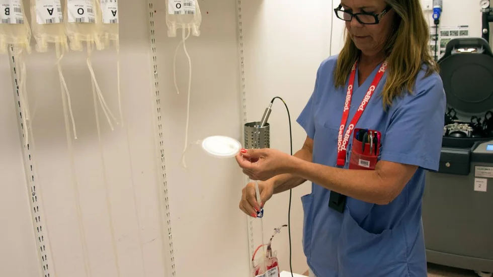 Lisbeth Ledin, biomedicinsk analytiker vänder på blodpåsarna regelbundet.
