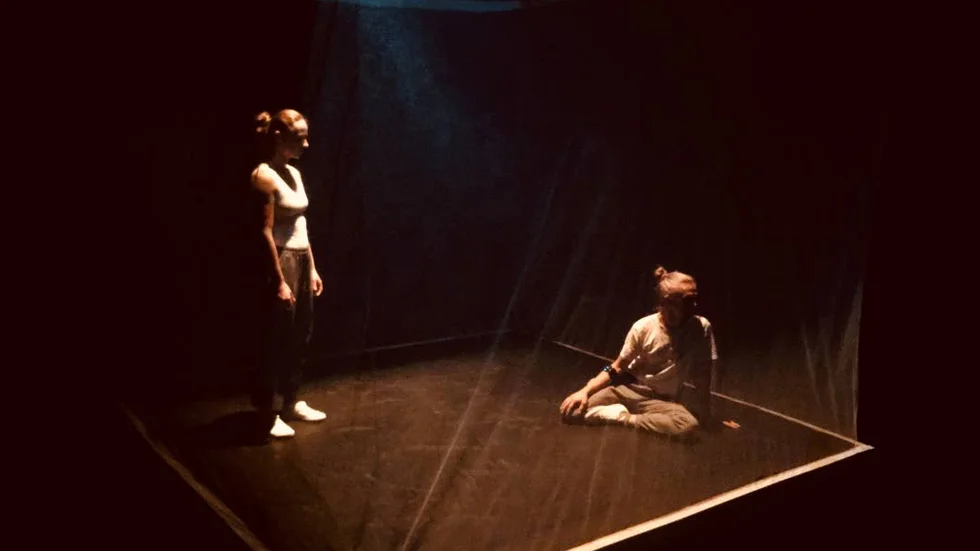 Dansarna Anna Kaminska och Patryk Durski framförde intermediaverket Synesthesia av den polsk-svenska  Aleksandra Slyz’ under festivalen Ung Nordisk Musik.