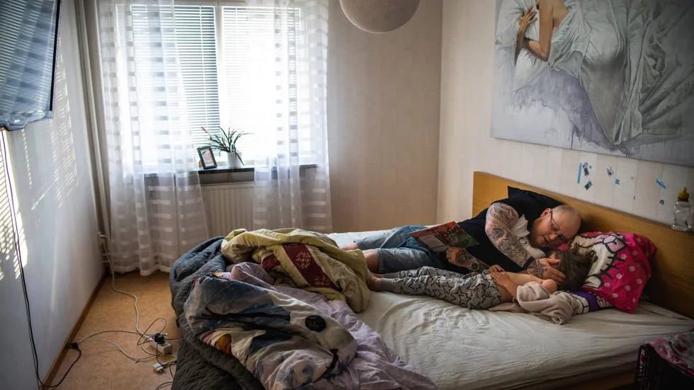 Kristian Johansson nattar dottern Elsa. Kristian har en trasslig bakgrund men har ordnat upp sitt liv och har numera ensam vårdnad om Elsa.