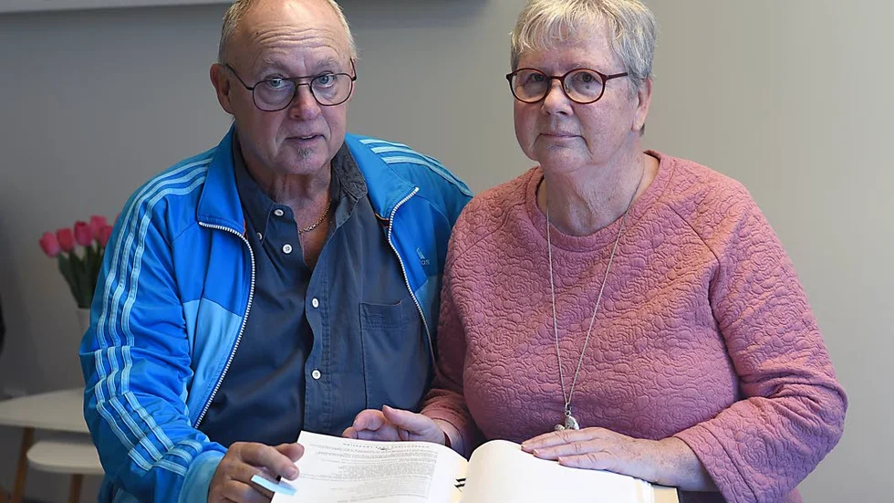 Stig Berglund hade ingen aning om att han lider av ärftligt förhöjda kolesterolvärden och har därför hunnit drabbas hårt av de sjukdomar som följer i dess spår. Anita Berglund har varit Stigs stora stöd genom hela sjukdomstiden.