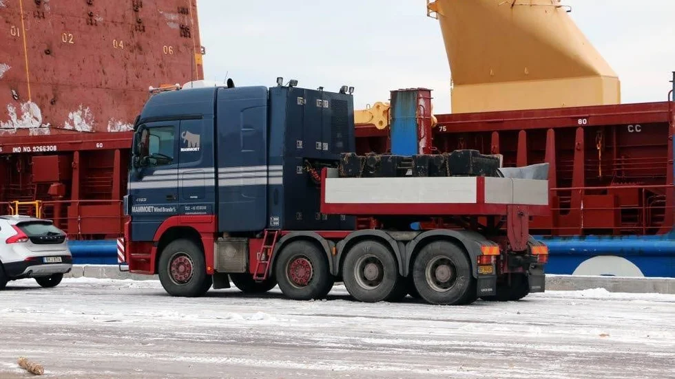 Dragbilen ska dra trailern med transformatorn till ställverket vid Råbäcken.