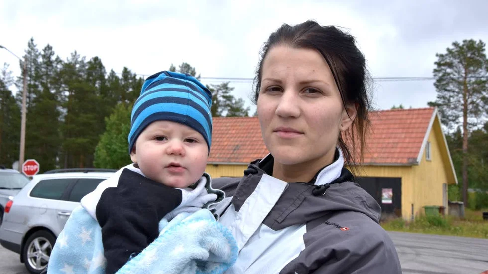 Moa Gutesjö, på bilden tillsammans med sonen Algot, väljer nu att berätta om den mardröm hon lever i efter att hennes sambo Joakim Ettefjord försvunnit spårlöst.