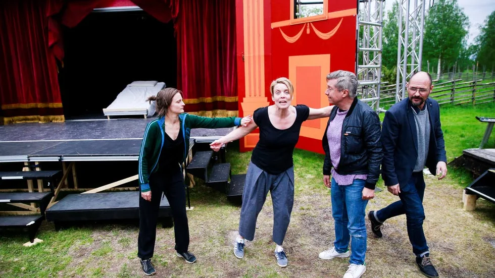 Två mycket meriterade clownskådespelare; Camilla Persson och Per Sörberg ingår i den lilla clownensemblen som med hög angeläghetesgrad repeterar den klassiska berättelsen om kärleksparet Romeo och Julia.