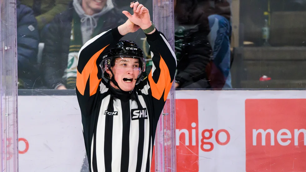 Linköpingskillen Alexander Österberg är på väg att bli en etablerad hockeydomare. Ikväll dömer han match två av den hockeyallsvenska finalen mellan Djurgårdens IF och Modo.