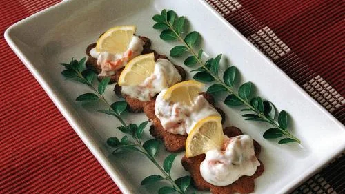Pepparkakor med syrlig laxröra är en spännande kollision av smaker.