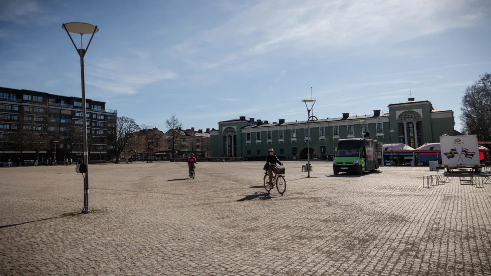 Tomt och öde. Vaksala torg är ingen naturlig samlingsplats. Än.