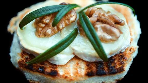 Har du tröttnat på att servera samma förrätt år efter år? Pröva då getosttoasten, eller något av de andra recepten nedan. Bild: PIA MOLIN