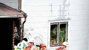 Brandmännen bär ut skadade möbler ur det eldhärjade huset. Bild: JEPPE GUSTAFSSON