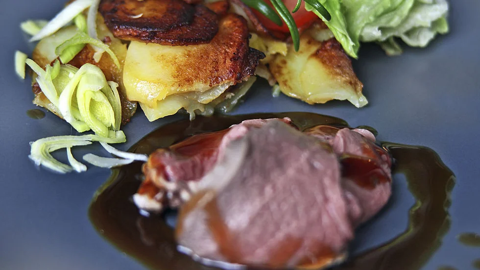 Pommes Anna brukar den kallas, potatiskakan med råstekt potatis och fint strimlad purjolök. Om du steker med olja är det ett laktosfritt alternativ till potatisgratäng. Foto: Dan Strandqvist