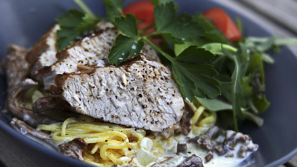 Kalkonfilé och kantareller är kanske inte de första tillbehören man tänker på till pasta. Men det funkar - och det blir galet gott. Foto: Dan Strandqvist