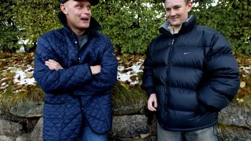 Kungen och arvingen. Klas Ingesson ger klubbkamraten Marcus Falk-Olander goda råd inför dennes debut i den svenska landslagströjan. Bild: MIA KARLSVÄRD