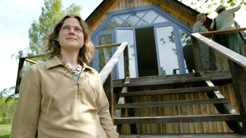 Ulrika Krynitz har en alldeles nyligen färdigställd utställningslokal. Den gamla ladan på gården har byggts om med Ryssland som inspiration och fått stora fönster med karmar målade i en matt, blå färg. Bild: MIKAEL SVENSSON