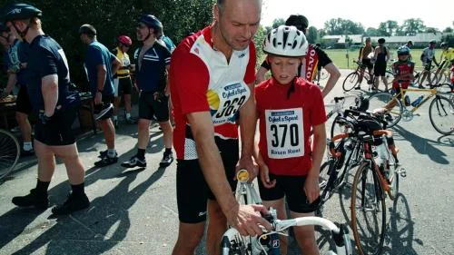 Snabbare än i fjol. Klas Jarle körde Lilla Roxenrundan på 1 timma och 25 minuter. Pappa Karl tog det längre varvet.
