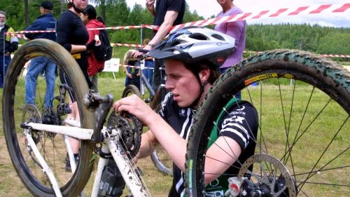 Cykelhaveri. En hoppad kedja har Jonas Ek från Johanneshov snart fixat. Han var en av 1 834 färgglada cyklister som trampade iväg i årets MTB- Vättern.