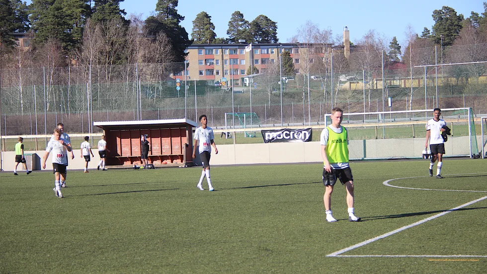 Fanna BK-spelarna går med tunga steg ut från Midgårdsvallen efter förlusten mot Märsta. Uppgivenheten mot slutet, och spelare med allehanda skador, är oroväckande.