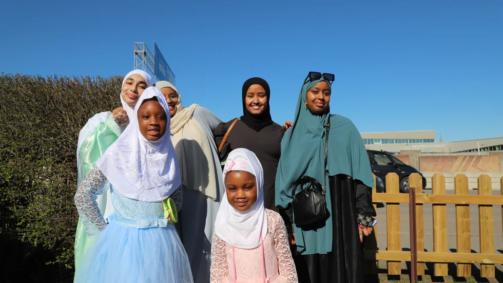 Nora Medromi, Kadra Mohamed, Faduma Abdikarim, Asha Adan, Karima och Shaima har precis bett och har bråttom hem, men de poserar gärna för en bild.