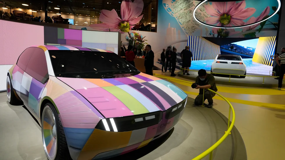 Det är inte bara kinesiska tillverkare som ställer ut. BMW visar bland annat upp sin framtidsstudie Dee, en modell som kan ändra färg.