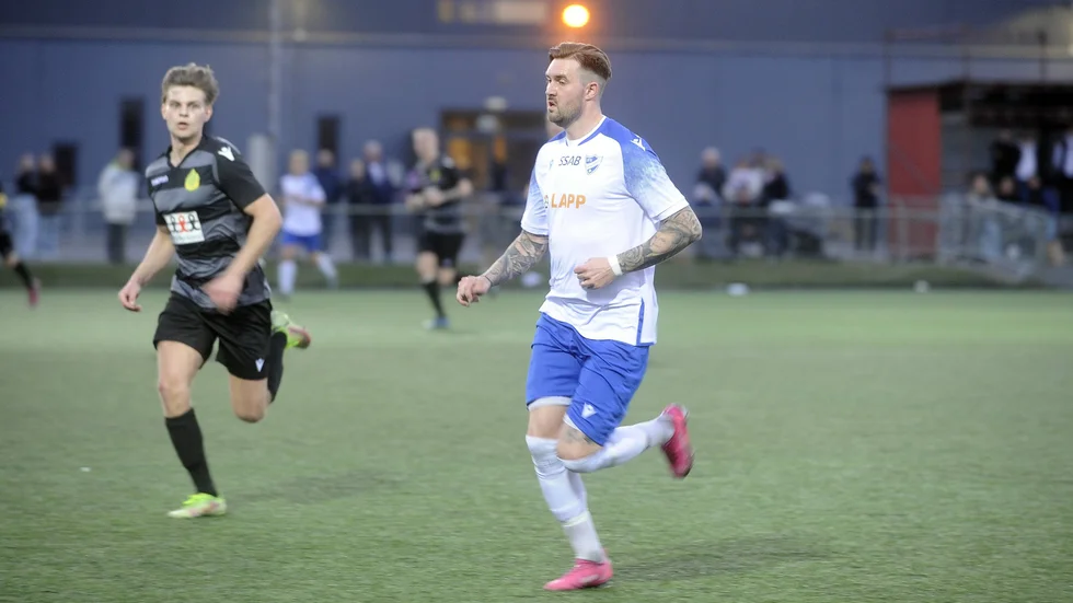 Johan Urborn lägger fotbollsskorna på hyllan ett tag. Fyra spelare i IFK Nyköping väljer att lämna klubben till höstens spel.