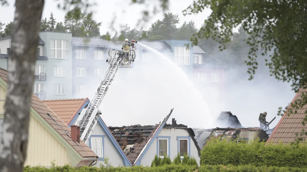 Tre hus i en radhuslänga i västra Stockholm har förstörts i en brand.