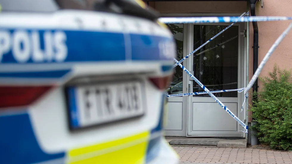 En man i 20-årsåldern har åtalats för grovt vapenbrott och grovt olaga hot. Fyra skott avlossades mot entrédörren på Ekön under natten mot den 20 juni i år.