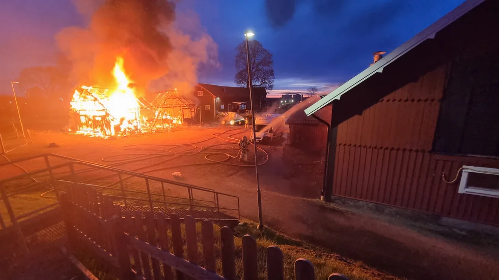 En 25-årig Norrköpingsbo döms mot sitt nekande för branden vid Hageby ridklubb i april i år. 