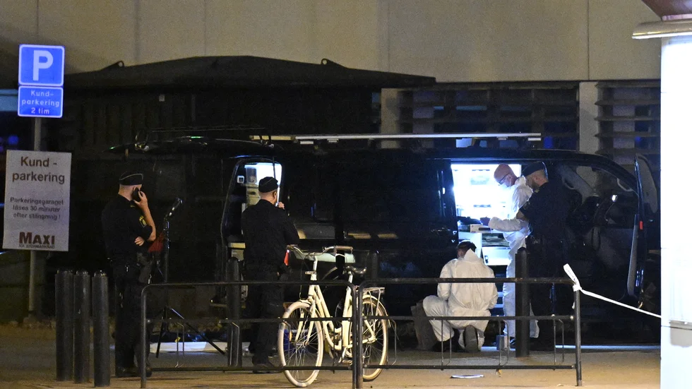 Polis och kriminaltekniker har undersökt brottsplatsen i ett parkeringshus i Malmö under natten.