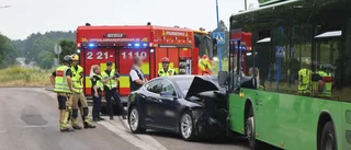 Bilförare körde över i fel körfält – frontalkrockade med UL-buss