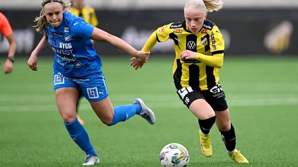 Häckens Anna Sandberg (till höger) tvingades ut efter smäll mot huvudet. Arkivbild.