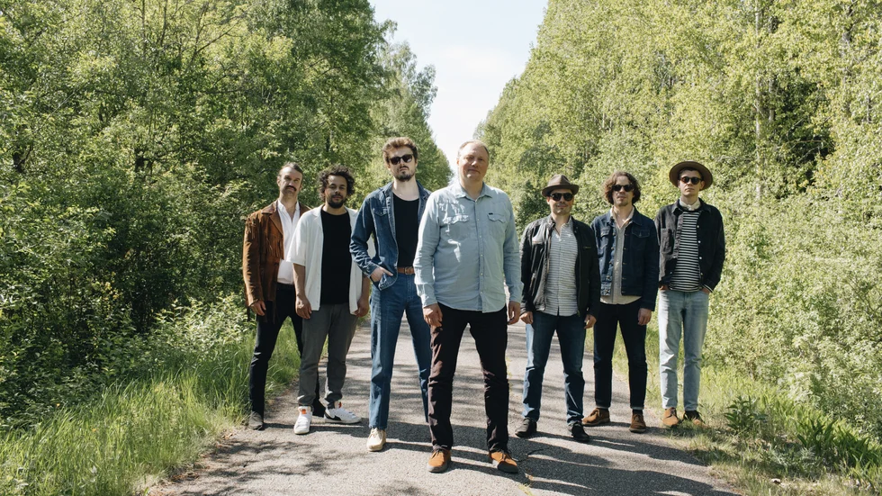 Magnus Carlson är på turné tillsammans med Jesper Lindell Band med låtar på svenska. På fredag den 13  oktober spelar de på Elite Statt i Eskilstuna, den 20 oktober i Thomas arena i Strängnäs och den 25 oktober på Culturum i Nyköping. 