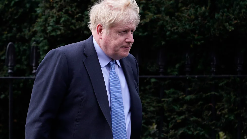 Storbritanniens tidigare premiärminister Boris Johnson portas från parlamentet. Arkivbild.