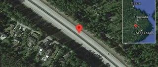 Lastbil stillastående på E18 - helt stopp i ett körfält