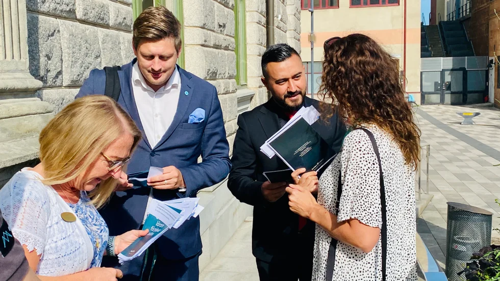 Cathrin Vinge och Pernilla Holmqvist från Sveriges lärare uppvaktade bland annat moderatpolitikerna Robin Tannarp och Muhammed Tahsin utanför stadshuset.