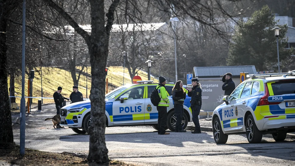 Polis på plats vid Rekarnegymnasiet i Eskilstuna den 6 april i år efter att en 18-årig man sköts till döds på en parkeringsplats vid skolan.