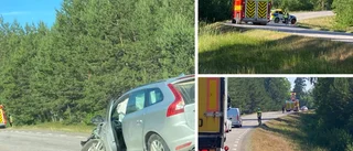 En till sjukhus efter att bilar krockat – vägen stängdes av