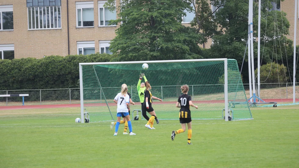 Räddning av Roma IF:s målvakt.