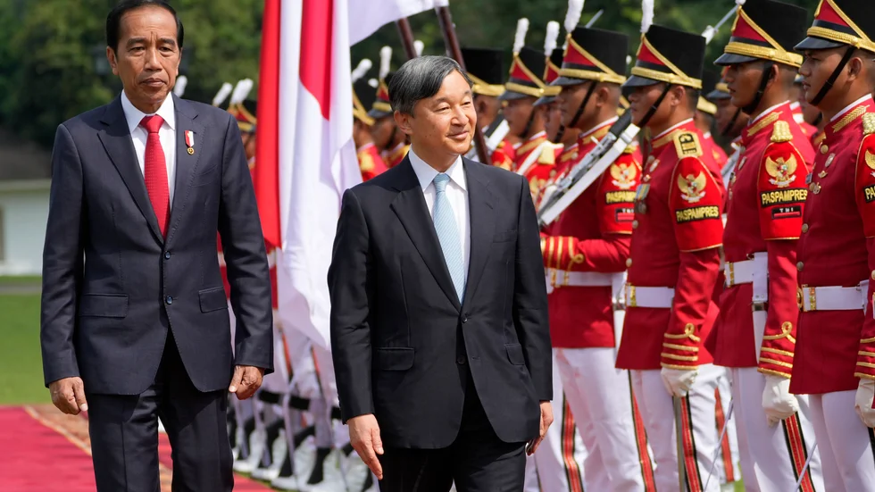 Joko Widodo och Naruhito med hedersvakten vid inledningen av det japanska statsbesöket i Indonesien.