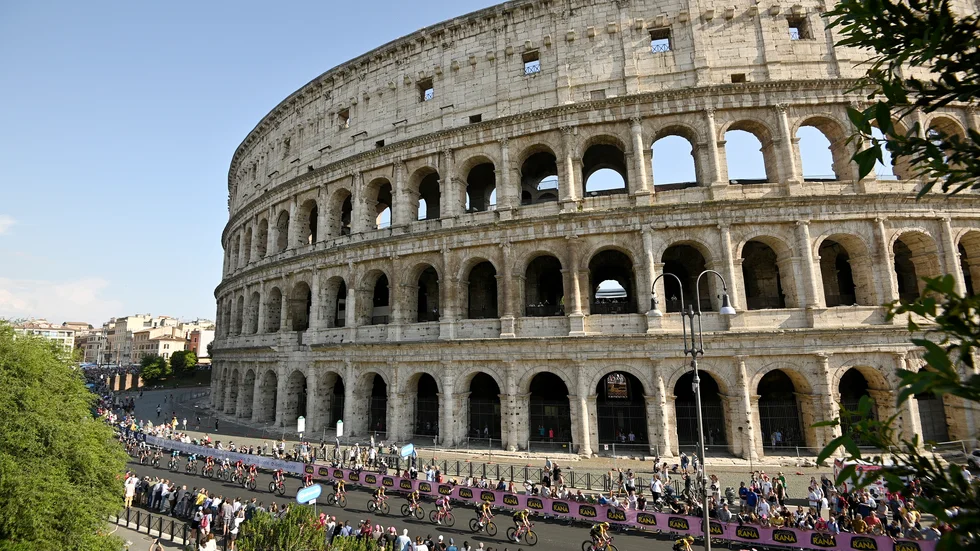 Italiens kulturminister Gennaro Sangiuliano är inte nöjd med att en turist ristat in sin fästmös namn på den klassiska amfiteatern Colosseum i Rom. Arkivbild.