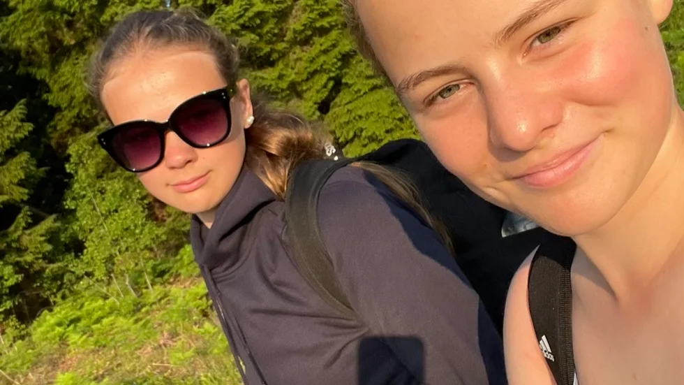 Meja Åhlin och Clara Lundin ute på sin långa promenad med målet att gå 100 000 steg. 